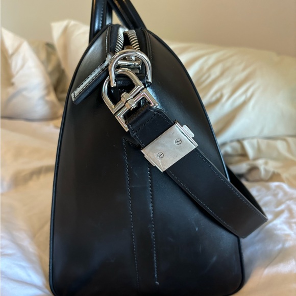 Authentic Black Givenchy Antigona Medium Bag - Picture 3 of 9